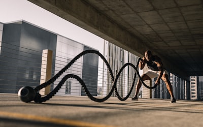 拜仁慕尼黑足球队在安联球场高举奖杯